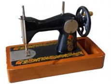 oud kindernaaimachine USSR. old children's sewing machine USSR.