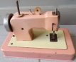 Duits "Casige" kindernaaimachine in roze kleur Duits "Casige" kindernaaimachine in roze kleur