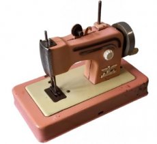 Duits "Casige" kindernaaimachine in roze kleur