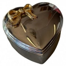 verzilverd hartvormig juwelendoosje.